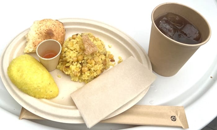 レチョナ、チキンエンパナーダ、パンデボノ（チーズパン）、パネラレモネード